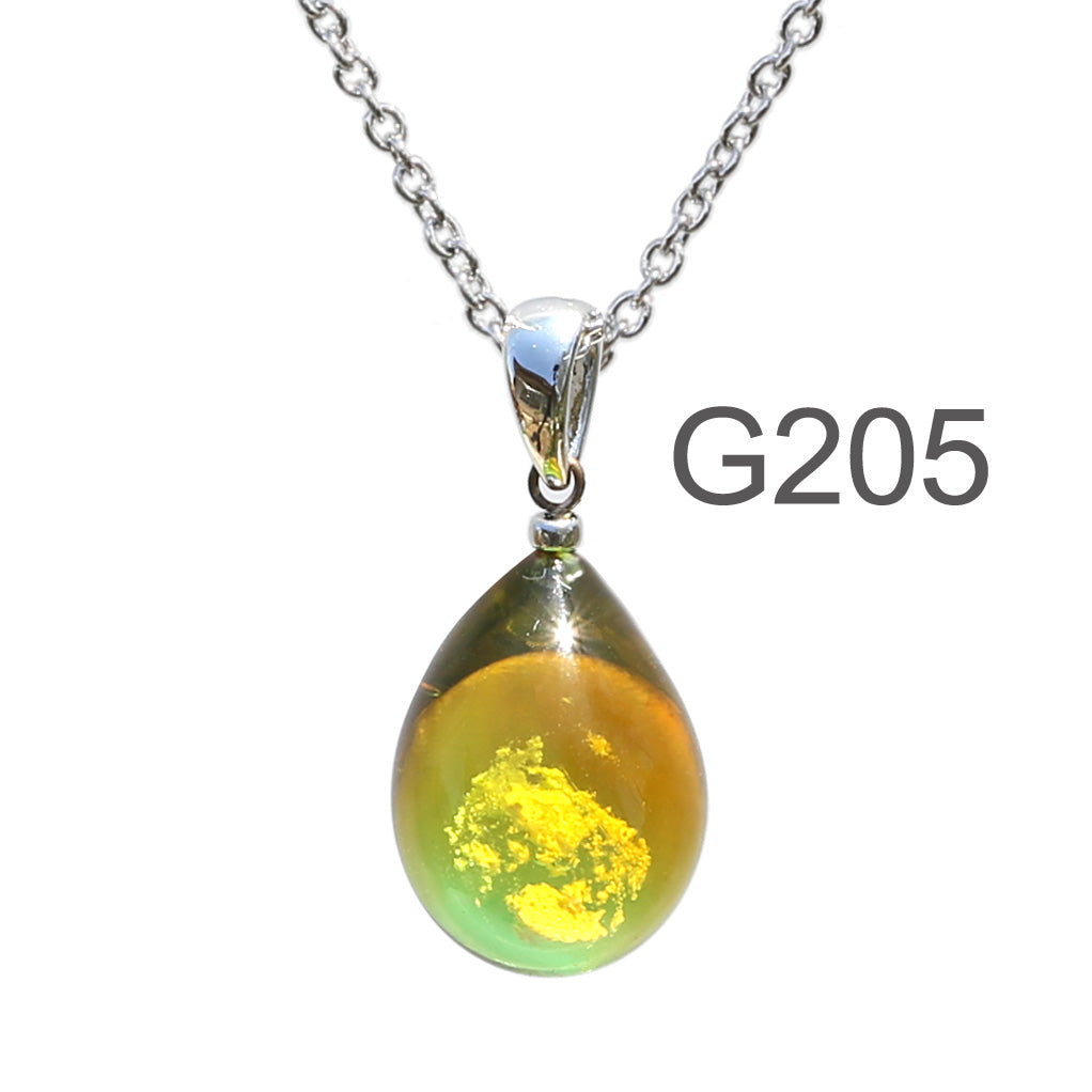 オレンジ薄グリーン色のグラデーションが美しい ガラスの遺骨ペンダント