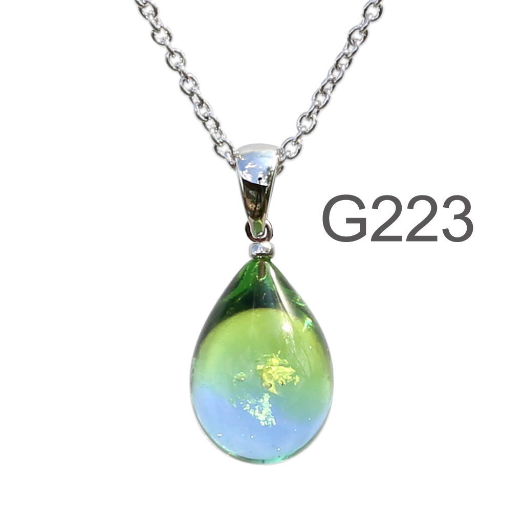 黄緑薄青紫色のグラデーションが美しい ガラスの遺骨ペンダント