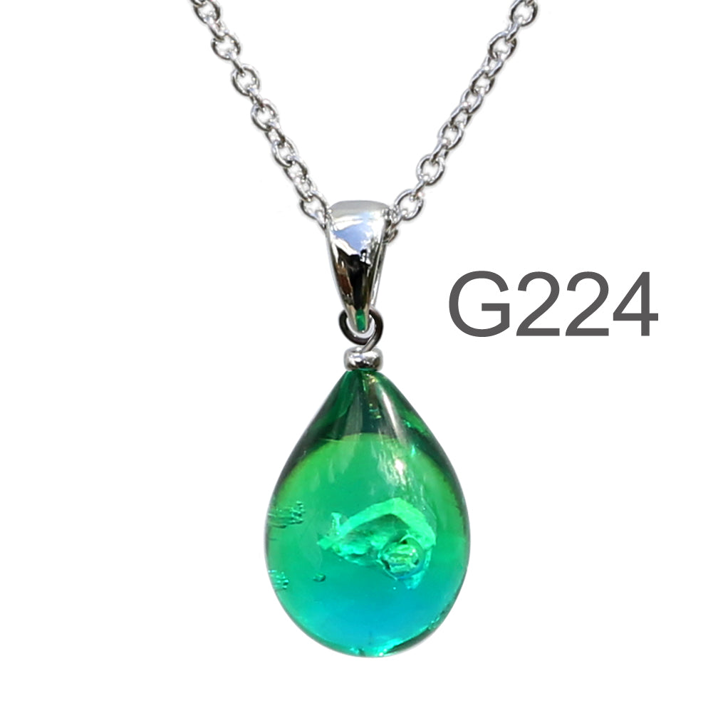 黄緑青色のグラデーションが美しい ガラスの遺骨ペンダント