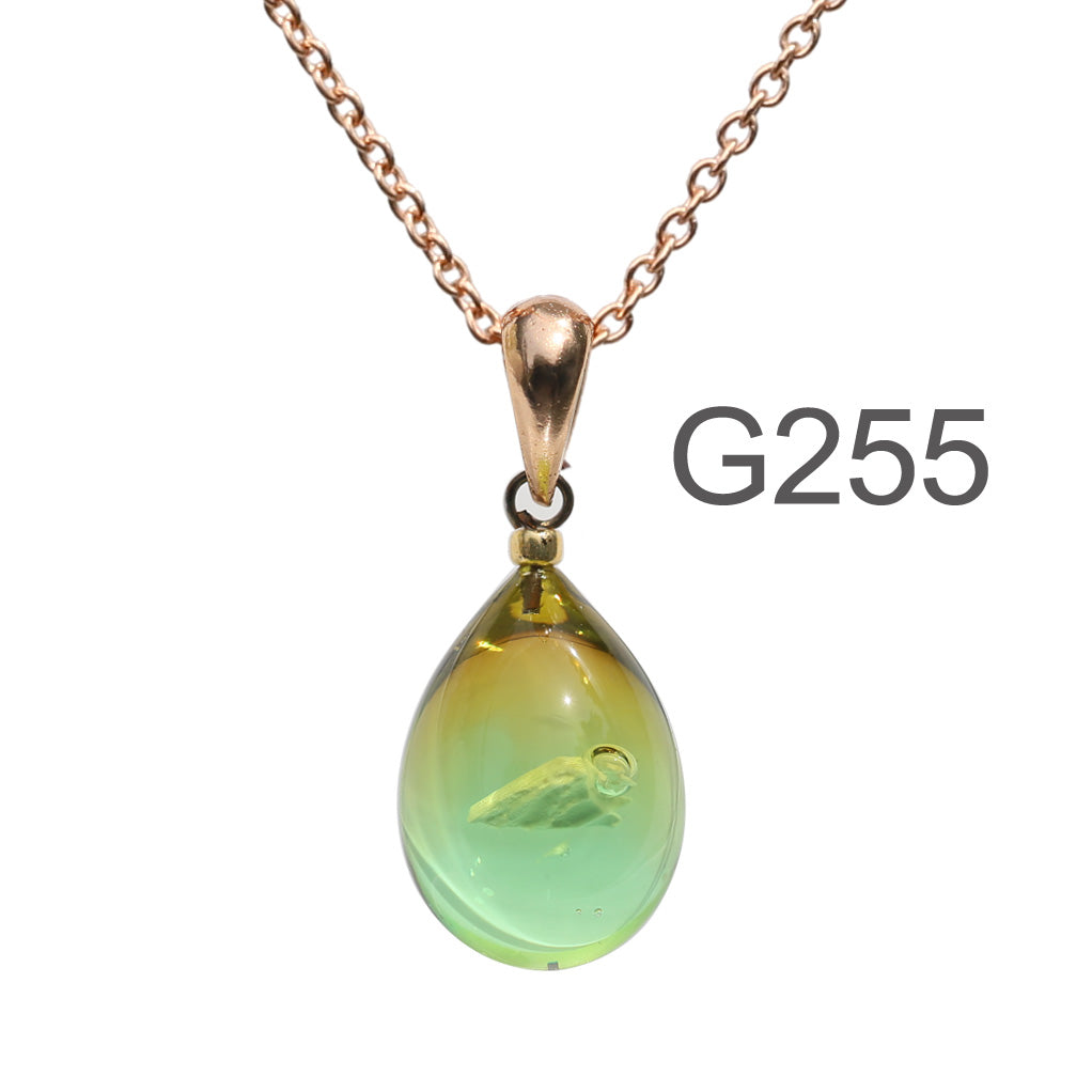 アンバー若葉色のグラデーションが美しい ガラスの遺骨ペンダント