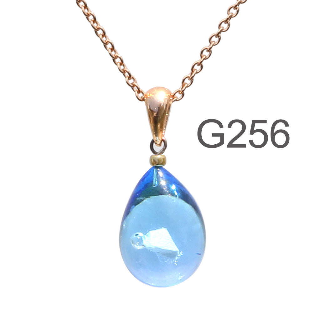 薄ブルー薄青紫色のグラデーションが美しい ガラスの遺骨ペンダント