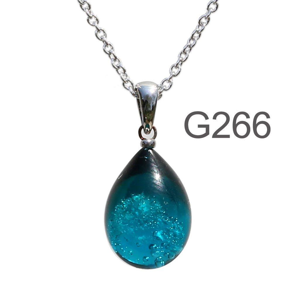 グレー青緑色のグラデーションが美しい ガラスの遺骨ペンダント