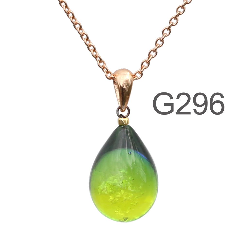 青紫黄緑色のグラデーションが美しい ガラスの遺骨ペンダント