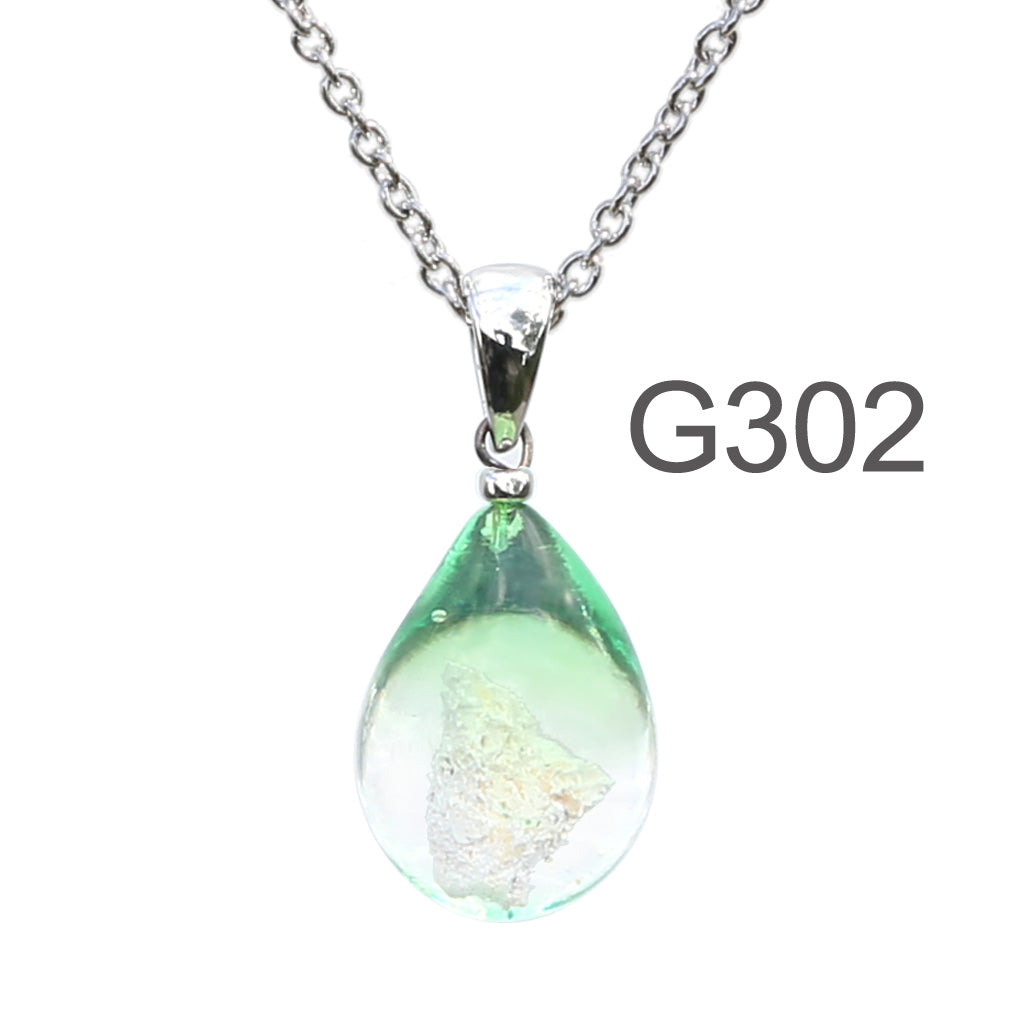 薄グリーンクリア色のグラデーションが美しい ガラスの遺骨ペンダント