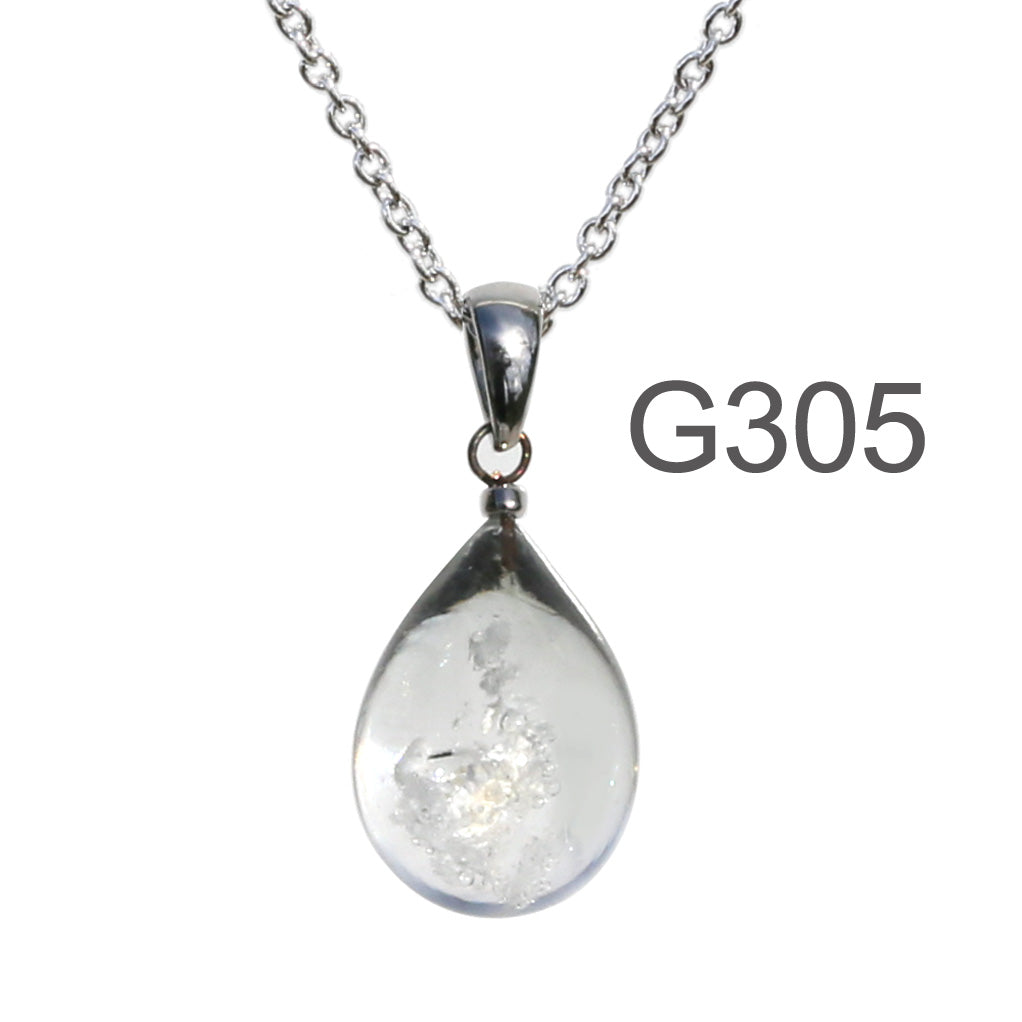 薄グレークリア色のグラデーションが美しい ガラスの遺骨ペンダント