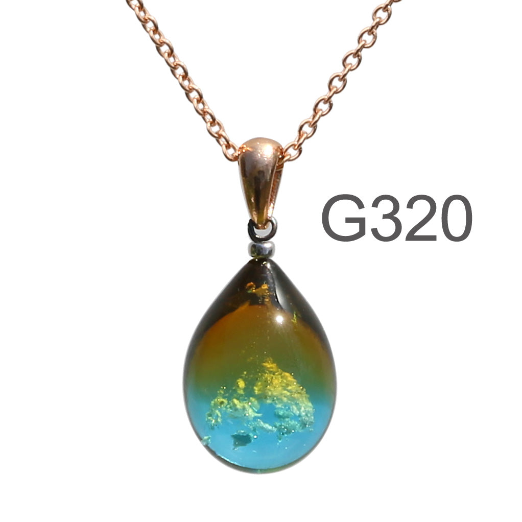 オレンジ薄ブルー色のグラデーションが美しい ガラスの遺骨ペンダント