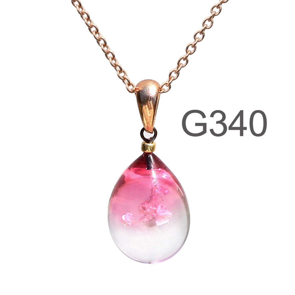 クリアレッド色のグラデーションが美しい ガラスの遺骨ペンダント