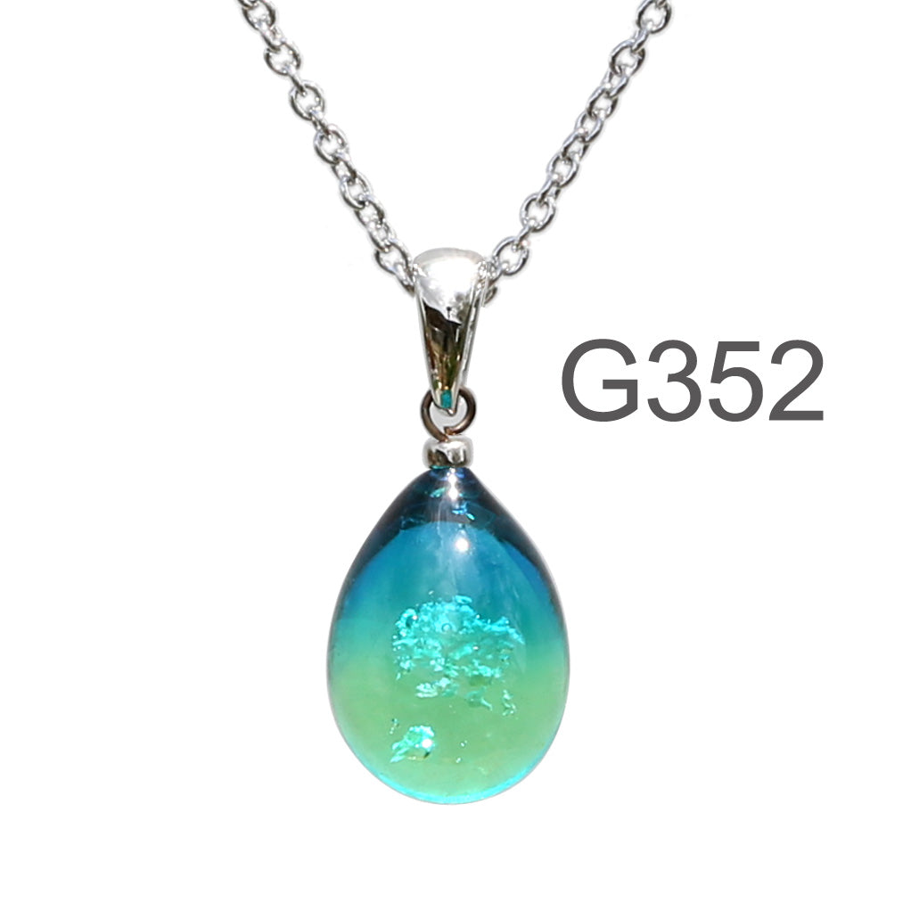 藍若葉色のグラデーションが美しい ガラスの遺骨ペンダント