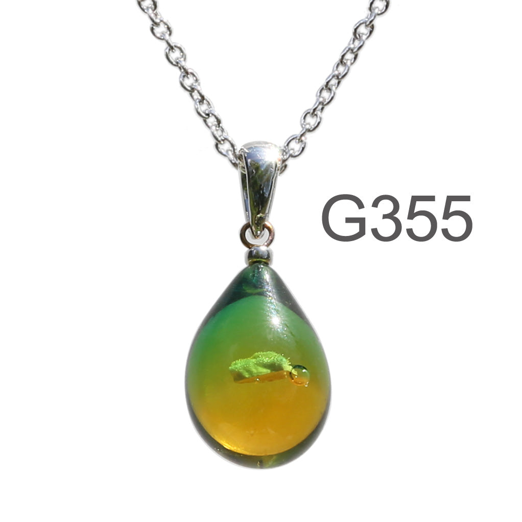 青緑アンバー色のグラデーションが美しい ガラスの遺骨ペンダント