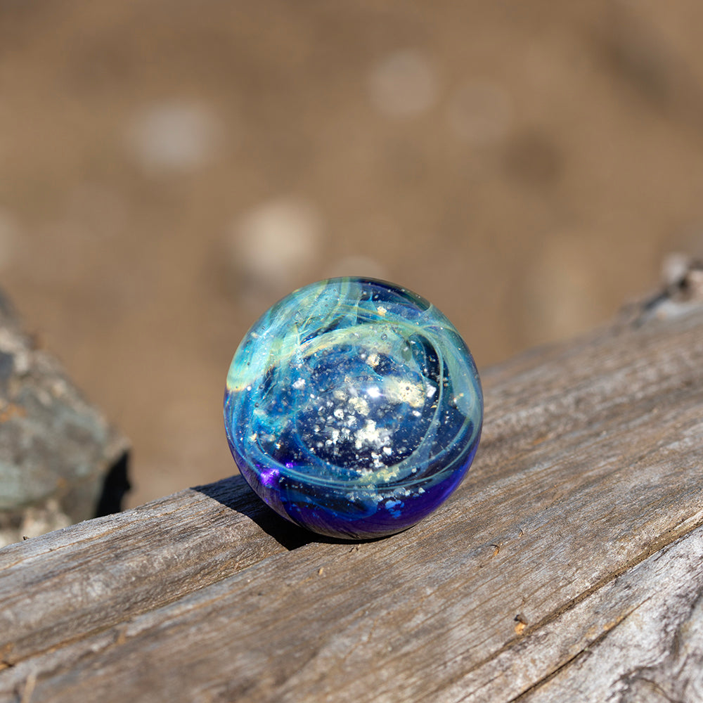 【一点物】青兎毛水晶 | 静かなる深海、響き合う宇宙 遺骨が入った宇宙オブジェです – ふふ工房 オンラインショップ