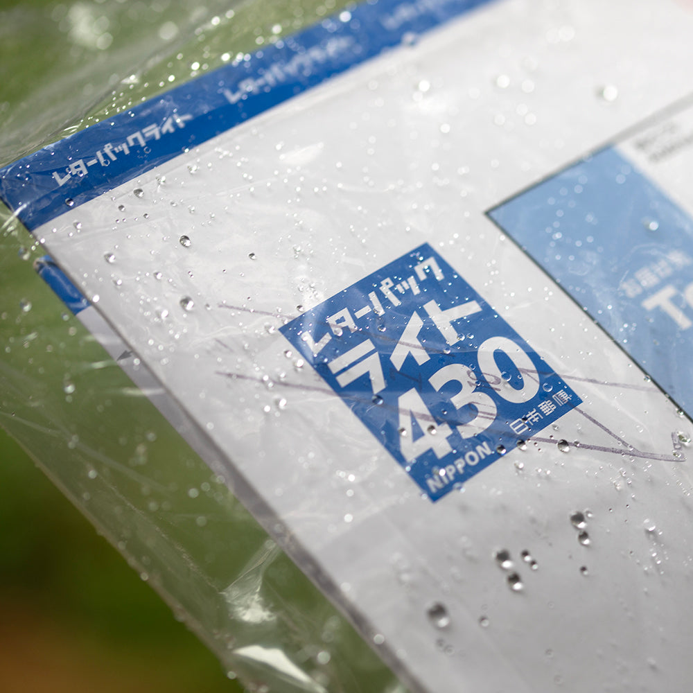 雨の日は郵便屋さんがビニールに入れて届けてくれます。