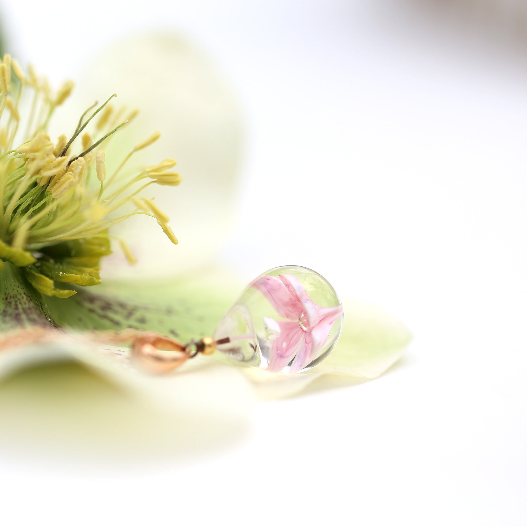 マーブルピンク色のお花が入った　ガラスの遺骨ペンダント