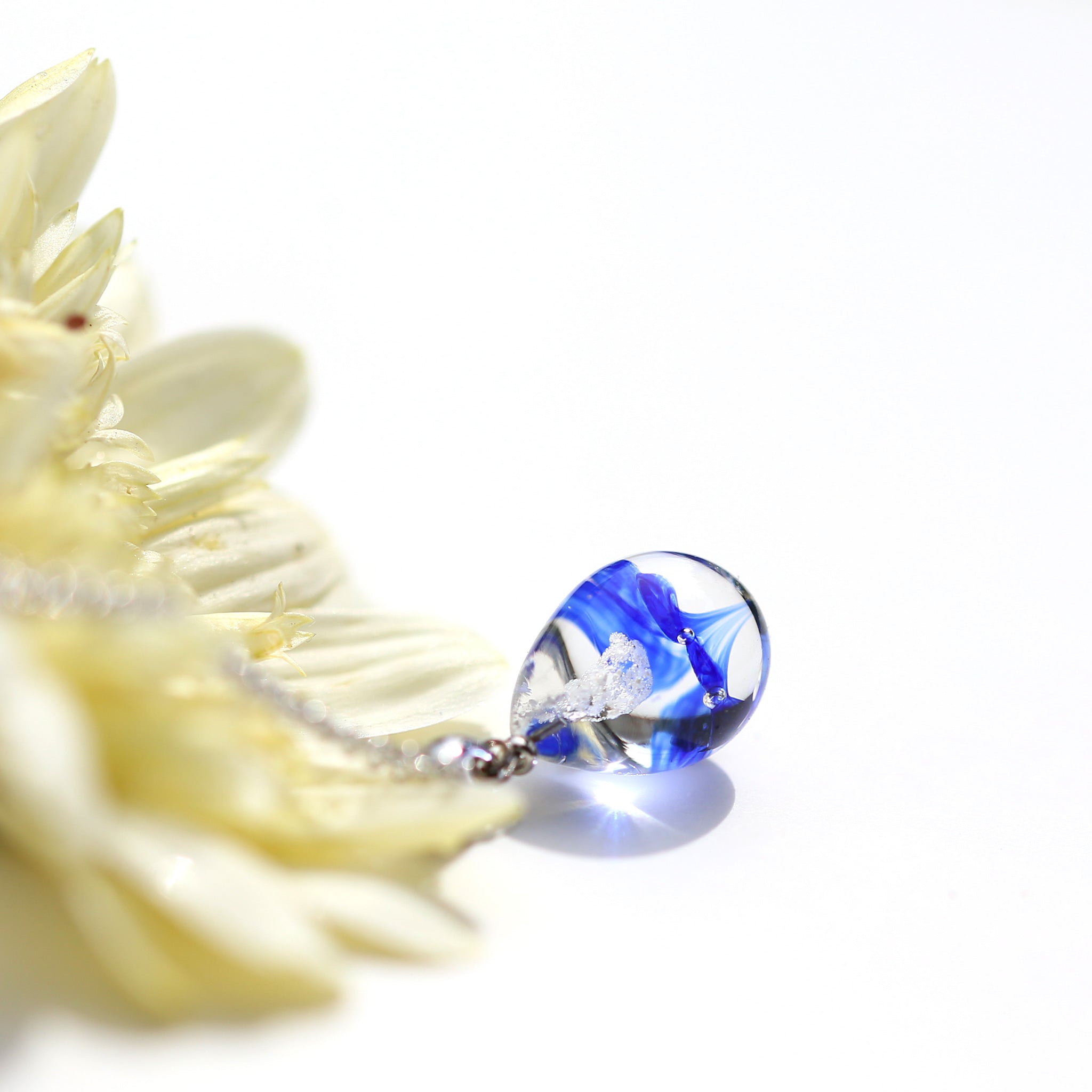 マーブル紺色のお花が入った　ガラスの遺骨ペンダント