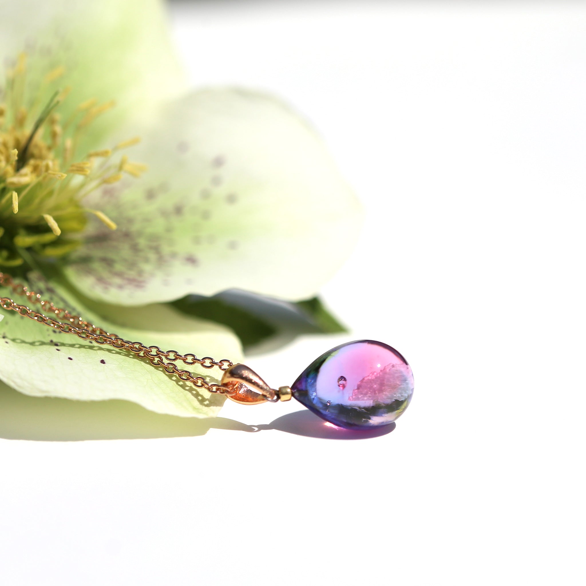 オーロラピンク色のグラデーションが美しい　ガラスの遺骨ペンダント